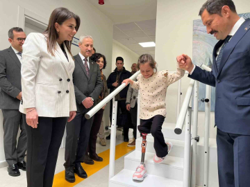 Depremde ailesini kaybeden Zeynep, Barbie’li protez bacağıyla yeni hayatına ilk adımlarını alkışlar eşliğinde attı