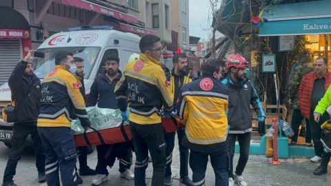 Fatihte 3 katlı binada yangın çıktı: 1 ölü 7 yaralı
