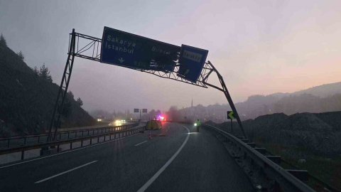 Damperi açılan tır trafik levhasına çarptı: 1 yaralı