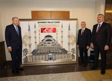 Cumhurbaşkanı Erdoğan’a Tahmazoğlu’ndan anlamlı hediye
