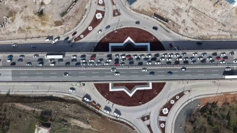 43 ilin geçiş noktasında yoğun trafik: Kilometrelerce araç kuyruğu havadan görüntülendi