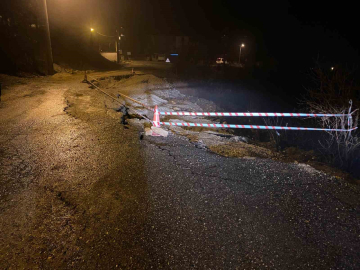 Sağanak nedeniyle yol çöktü, 11 köy yolu ulaşıma kapandı