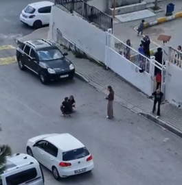 Sokak ortasında karısını dövdü, okuldaki çocuklar izledi