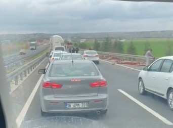 Tırda yüklü olan profil demirler yola savruldu, arkadaki araç zarar gördü