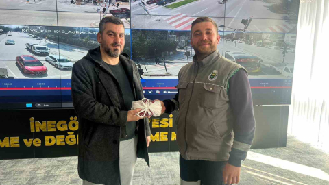 Yolda bulduğu 200 bin lirayı sahibine teslim etti