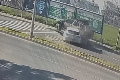 Tekirdağ’da otomobilin park halindeki cipe çarptığı kaza kamerada
