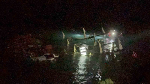 Fethiye’de kayalıklara çarparak batan teknedeki 6 kişi kurtarıldı, 1 kişi kayıp