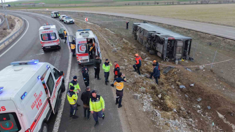 Virajı alamayan otobüs şarampole devrildi: 23 yaralı