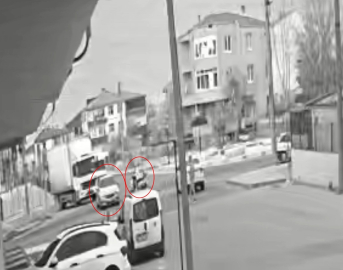 Otomobille çarpışarak, motosikletten fırladı: Yürekleri ağza getiren kaza kamerada