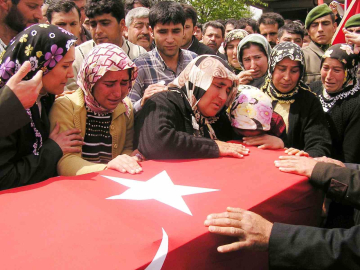 Adana’da şehit annesinin dramı: "Can verdim, evimde oturamıyorum"