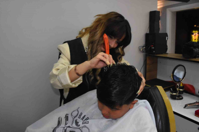 Afyonkarahisar’da erkek berberi kadın, üç yıldır müşterilerine hizmet veriyor