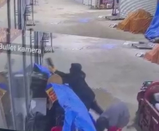 Alışveriş yaparcasına numaralarına bakarak 50 bin TL’lik ayakkabıları çaldılar