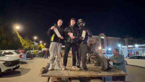 Motosikleti bağlanan sürücü 58 bin TL’lik ceza tutanağı ile poz verdi