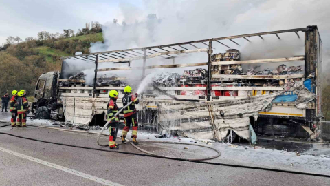Balıkesir’de yanan tır kullanılmaz hale geldi