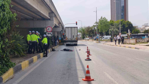 Mendil sattığı ışıkta tırın altında kalan yaşlı katdın öldü, kaza anı güvenlik kamerasında