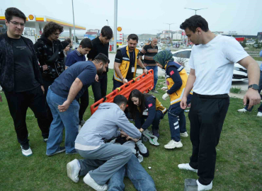 Motosiklete çarpan hafif ticari araç takla attı: Yaralı sürücünün yardımına vatandaşlar koştu