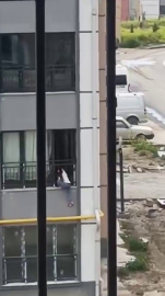 Camdan çıkarak korkulukta gezinen çocuk, yürekleri ağza getirdi