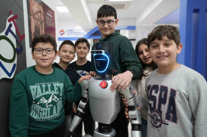 Türkiye’nin nüfusa kaydedilen ilk robotu şimdi de işe başladı