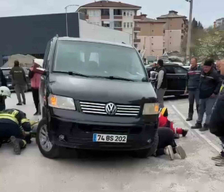 Bartın’da feci kaza: Aracın altında kalan kadını ekipler kurtardı