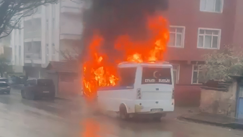 Park halindeki yolcu minibüsü alev topuna döndü