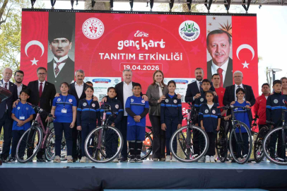 Bakan Bak: "Lütfen çocuklarınızla konuşun, çocuklarınıza sarılın, çocuklarınıza sevginizi aktarın"