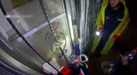 Evlerinde mahsur kalan vatandaşları AFAD kurtardı