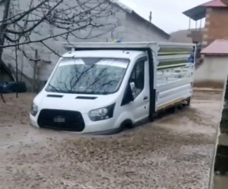 Tatvan’da sel felaketi: Araçlar ve hayvanlar mahsur kaldı