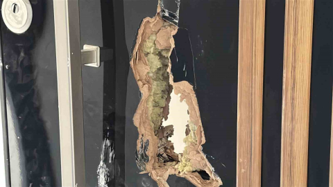 Kapıyı parçalayarak takılmamış lavabo bataryalarını çaldılar