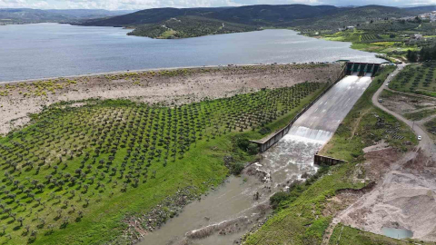 25 yıl sonra gerçekleşen tarihi anlara tanıklık etmek isteyen vatandaşlar, baraj kapaklarının açıldığı anları meraklı gözlerle izledi