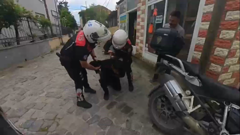 Boğazına şeker kaçan motorcuyu, polis Heimlich manevrasıyla kurtardı