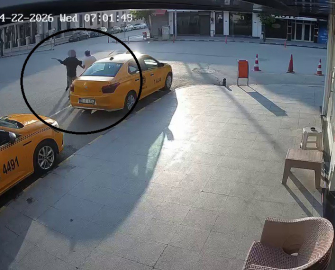 Suç makinesi önüne geleni satırla yaraladı, o anlar kameraya yansıdı
