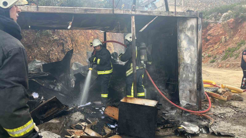 Alanya’da işçilerin kaldığı konteyner alevlere teslim oldu