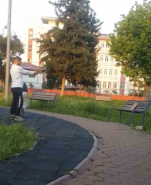 Parkta çocuğa oyuncak silahla atış talimi yaptırdı