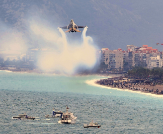 SOLOTÜRK Antalya’da nefes kesti: 23 Nisan kutlamalarında gökyüzü bayraklarla buluştu