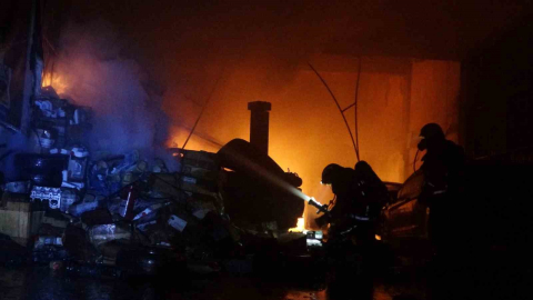 Alevlerin sardığı işyerindeki araçları kurtarmak için seferber oldular