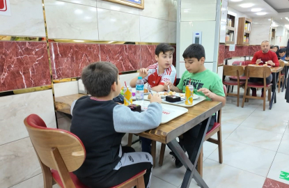 Avcılar’da bir esnaf 23 Nisan dolayısıyla çocuklara ücretsiz yemek ikram etti