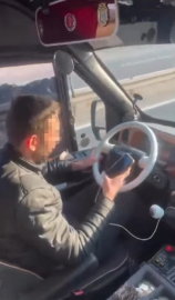 Yolcu dolu dolmuşta bir yandan telefona baktı, diğer yandan aracı kullandı