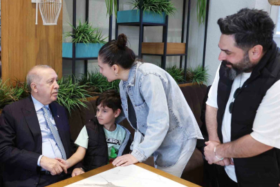 Cumhurbaşkanı Erdoğan, vatandaşlarla kafede sohbet etti