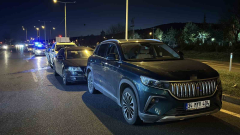 Bolu’da ani fren yapıp kaçan sürücü, zincirleme kazaya neden oldu: 3 yaralı