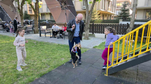 Ceku’nun park keyfi: Kaydıraktan kayıyor, çocuklarla oynuyor