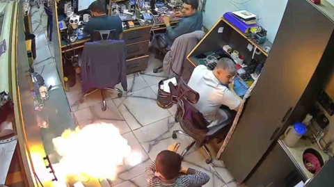Şarjdaki telefon alev aldı