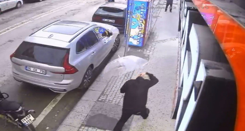 Eskişehir’de adamın üzerine camın düşme anına ait görüntüleri ortaya çıktı