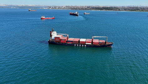 Yalılara metreler kala karaya oturan gemi havadan görüntülendi