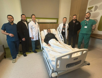 Karnında 8 kiloluk böbrekle yaşayan hasta, 30 dakikalık ameliyatla sağlığına kavuştu