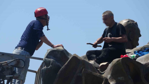 Anıtın tepesinde kulaklık takıp dans etti yanına kimseyi yaklaştırmadı