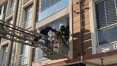 Tokat’ta apartman dairesinde yangın: Dumandan etkilenen anne ve çocukları balkondan tahliye edildi