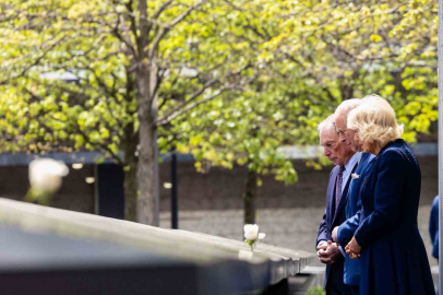 İngiltere Kralı III. Charles 11 Eylül Anıtı’nı ziyaret etti, kurban yakınlarıyla bir araya geldi