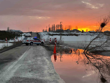 Karayazı’da gölet taştı, yol ulaşıma kapatıldı