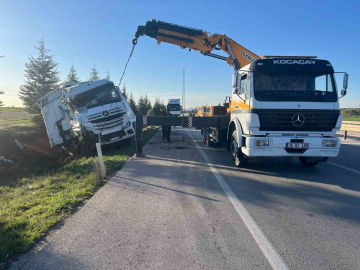 Ev eşyası yüklü tır şarampole devrildi