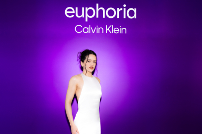 Rosalia, euphoria elixirs lansmanı için özel tasarım Calvin Klein Collection giydi.